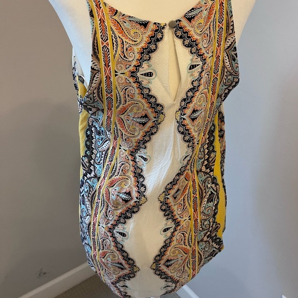 Gently used‎ sleeveless blouse - Picture 2 of 3